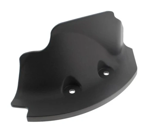 Pokrywa ridera R213C Husqvarna w kolorze czarnym, wykonana z plastiku. Z przodu zaokrąglona, z dwoma widocznymi otworami montażowymi. Zdjęcie pokazuje produkt w ułożeniu leżącym, na jednolitym tle.