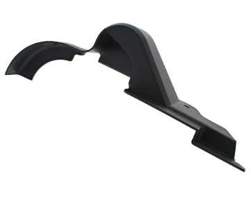 Pokrywa ridera R213C Husqvarna w kolorze czarnym, wykonana z trwałego plastiku. Widok z boku, pokazujący kształt i mocowanie. Gładka powierzchnia, przystosowana do zamontowania na sprzęcie ogrodowym. Bez dodatkowych elementów dekoracyjnych.