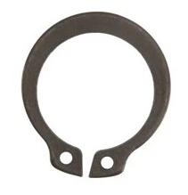 Zacisk ridera R213C Husqvarna w czarnym kolorze, metalowy, o okrągłym kształcie z dwoma otworami. Widok frontalny, produkt leżący na białym tle. Idealny do montażu w sprzęcie ogrodowym lub motocyklowym.