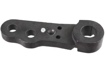 Dźwignia ridera R213C Husqvarna w kolorze czarnym, wykonana z metalu. Widok z boku, leżąca na płaskiej powierzchni. Element z wycięciami i otworami mocującymi, o prostym kształcie. Idealna do zastosowania w maszynach ogrodniczych.