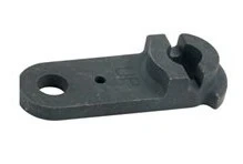 Dźwignia ridera R213C Husqvarna w kolorze czarnym, wykonana z metalu. Element o prostokątnym kształcie, z wycięciem i otworem montażowym. Widać detal mocowania z niewielkim zagłębieniem. Ujęcie z boku na jednolitym tle.