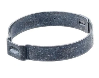 Opaska zaciskowa R120S Husqvarna w kolorze czarnym, metalowa, o gładkiej fakturze. Widoczna konstrukcja z wypustką ułatwiającą montaż. Ujęcie frontalne, produkt leżący na białym tle, wyraźne detale strukturalne.