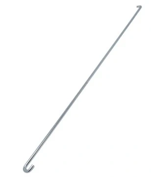 Trzpień łączący ridera R200iX Husqvarna w kolorze srebrnym, wykonany z metalu, prosty, długi i smukły, z jednym końcem zakończonym hakiem. Produkt leży na jednolitym tle, ukazując jego kształt i przeznaczenie.