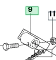 Ramię ridera R213C Husqvarna, metalowe, w kolorze szarym. Zbliżenie na element montażowy, widoczny otwór na śrubę oraz widoczny numer oznaczenia 9. Produkt leży na jednolitym tle, bez dodatkowych akcesoriów.