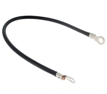 Przewód ridera R213C Husqvarna, czarny, elastyczny, z metalowymi końcówkami pomocniczymi. Ułożony na białym tle, w kształcie półokręgu. Długość przewodu wynosi około 50 cm. Widoczne są dwa naocznie czytelne końce z oczkami do mocowania.