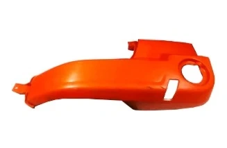 Błotnik ridera R213C Husqvarna w jaskrawym pomarańczowym kolorze, plastikowy i gładki. Ujęcie z boku ukazuje kształt i profil produktu oraz otwór montażowy. Widoczna detaliczna struktura, brak napisów. Idealny do motocykli marki Husqvarna.