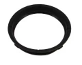 Czarny pierścień, lock nut ridera R213C Husqvarna, okrągły, matowy, o gładkiej fakturze, widoczny z góry. Wewnętrzna średnica dopasowana do elementów montażowych. Brak widocznych napisów lub logo.