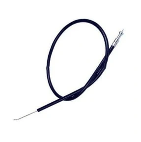 Instalacja elektryczna ridera R213C Husqvarna, czarna, z cienkim przewodem i końcówkami metalowymi. Ujęcie z boku, pokazujące całość w kształcie okręgu. Tło jednolite, neutralne. Produkt nowy, bez dodatkowych akcesoriów.