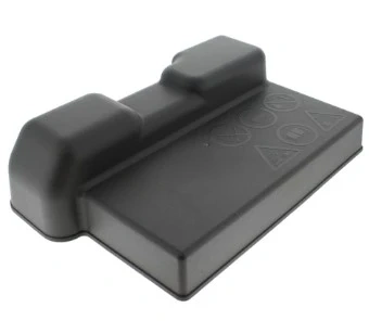 Osłona ridera R213C Husqvarna w kolorze czarnym, wykonana z tworzywa sztucznego. Przedmiot leży na płaskiej powierzchni, ukazując kształt prostokątny z wyprofilowanymi bokami. Na wierzchu widoczne symbole ostrzegawcze.