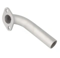 Rura wydechowa R213C Husqvarna, metaliczna, srebrna, gięta pod kątem. Posiada otwory do mocowania, z widocznym zakończeniem. Produkt leży na jednolitym tle, z wyraźnym wyglądem detali.