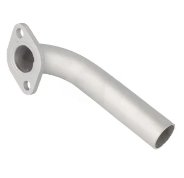 Rura wydechowa R213C Husqvarna, metaliczna, srebrna, gięta pod kątem. Posiada otwory do mocowania, z widocznym zakończeniem. Produkt leży na jednolitym tle, z wyraźnym wyglądem detali.