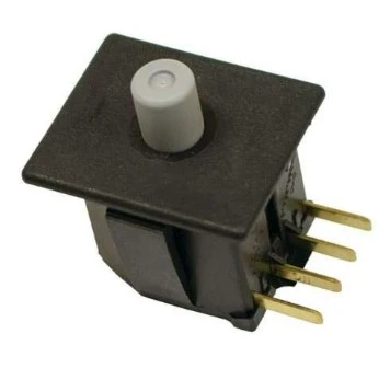 Wyłącznik ridera R200iX Husqvarna w kolorze czarnym, kwadratowy kształt z białym przyciskiem na górze. Produkt widoczny z profilu z zaznaczonymi łącznikami. Widoczne także cztery metalowe piny złączowe. Tło neutralne, proste.