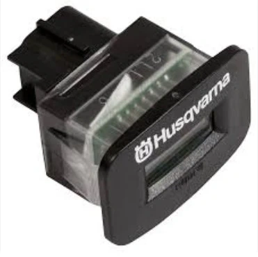 Licznik motogodzin Husqvarna R213C w czarnej obudowie z przezroczystym przodem. Widoczne logo Husqvarna oraz cyfrowy wyświetlacz. Produkt jest w pozycji poziomej, z tylnym mocowaniem do montażu. Tło jednolite.