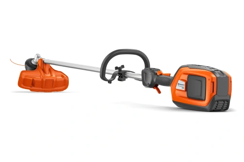 Podkaszarka akumulatorowa Husqvarna 325iL w kolorze pomarańczowym i czarnym, z długą metalową rura oraz ergonomiczną rączką, leżąca na boku. Widoczna głowica tnąca z żyłką oraz przycisk uruchamiania. Idealna do pielęgnacji trawnika.