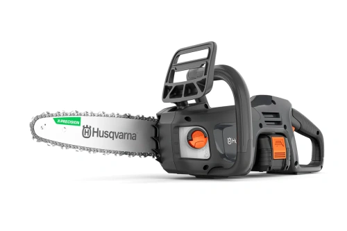 Pilarka Husqvarna Aspire™ C15X-P4A w kolorze czarnym, z metalowym ostrzem i systemem X-PRECISION. Ujęcie z boku, pokazujące uchwyt, przycisk uruchamiający oraz widoczny napis Husqvarna. Produkt w pozycji stojącej, bez akumulatora i ładowarki.