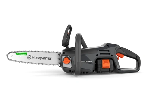 Pilarka Husqvarna Aspire™ C15X-P4A czarna z pomarańczowymi akcentami, bok. Antypoślizgowa rękojeść, wyraźny przycisk startu, łańcuch z logo Husqvarna. Długość ostrza nieokreślona.