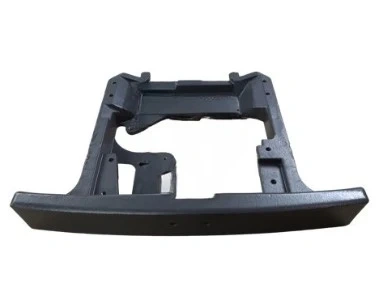 Wspornik ridera R216AWD Husqvarna w kolorze czarnym, wykonany z tworzywa sztucznego. Ujęcie frontalne, prezentujące mocowania i detale konstrukcyjne. Produkt leży płasko, z widocznymi otworami montażowymi oraz wyprofilowaną krawędzią.