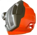 Zespół maski silnika ridera R214 Husqvarna w kolorze pomarańczowym z szarymi detalami. Ujęcie z boku, pokazujące dużą, siatkową wentylację i zaokrąglony kształt. Widoczny otwór montażowy oraz logo producenta na widocznej części.