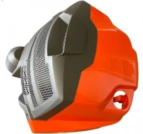 Zespół maski silnika ridera R214 Husqvarna w kolorze pomarańczowym z szarymi detalami. Ujęcie z boku, pokazujące dużą, siatkową wentylację i zaokrąglony kształt. Widoczny otwór montażowy oraz logo producenta na widocznej części.