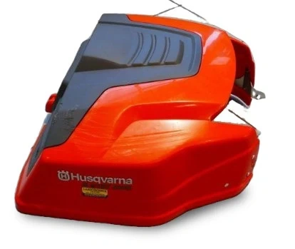 Czerwona maska silnika Husqvarna R214T z boku, z wentylacją i logo. Gładka, błyszcząca powierzchnia, montaż z tyłu. Na białym tle podkreślającym produkt.