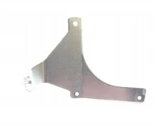 Zawias ridera R215TX Husqvarna w srebrnym metalicznym wykończeniu, z widocznymi otworami montażowymi. Produkt ułożony poziomo, zbliżenie na kształt i detal wykonania. Tło jednolite, co podkreśla jego właściwości.