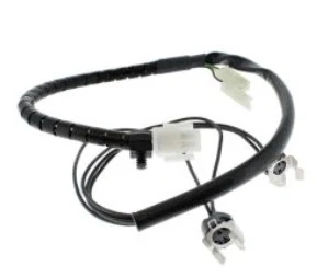 Instalacja elektryczna Husqvarna R216, czarne kable w osłonie z białymi złączami, widok z boku w formie złożonej, pokazujący mocowania i układ przewodów, do naprawy lub wymiany systemu.