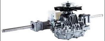 Przekładnia ridera R120C Husqvarna, metaliczna, w kolorze srebrnym, z widocznymi elementami chłodzącymi i mocowaniami. Ujęcie z boku, produkt leżący. Widoczne detale techniczne, w tym wały i elementy montażowe. Brak napisu i logo.