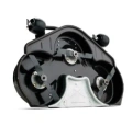 Urządzenie tnące ridera R215TX Husqvarna w układzie poziomym, z czarną, gładką powierzchnią oraz metalowymi elementami. Widoczne dwa wirniki tnące i system mocowania w dolnej części. Tło białe, co podkreśla szczegóły konstrukcyjne.