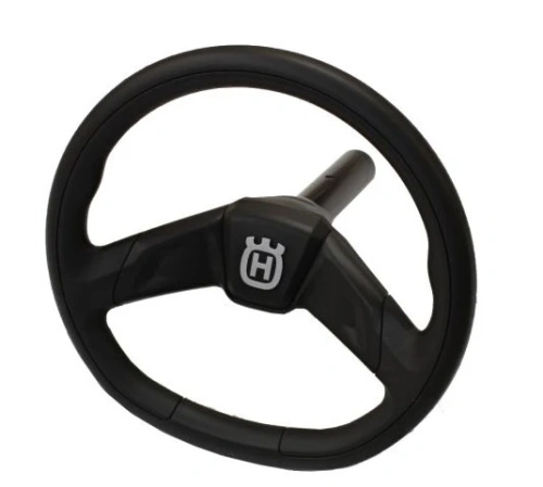 Kierownica ridera R214 Husqvarna w kolorze czarnym, z tworzywa, z ergonomicznymi uchwytami. Ujęcie frontalne, stojąca pozycja. Centralnie umieszczone logo z literą „H” nawiązującym do marki. Symbolizuje solidność i wygodę użytkowania.
