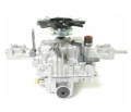 Przekładnia ridera R216AWD Husqvarna w kolorze metalicznym, z poziomą osłoną z wentylatorem na górze. Widoczna rura wydechowa i mocowania. Ujęcie frontalne, produkt ustawiony na stabilnej powierzchni.