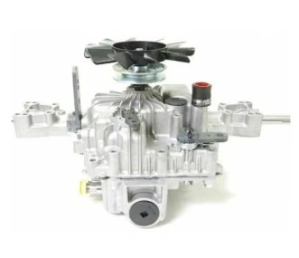 Przekładnia ridera R216AWD Husqvarna w kolorze metalicznym, z poziomą osłoną z wentylatorem na górze. Widoczna rura wydechowa i mocowania. Ujęcie frontalne, produkt ustawiony na stabilnej powierzchni.