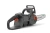 Pilarka Husqvarna Aspire™ C15X-P4A z akumulatorem, w kolorze szarym z pomarańczowymi akcentami. Ujęcie z boku, pokazujące uchwyt i górną część narzędzia, z widocznym logo na obudowie oraz prowadnicą. Produkt leży na prostym, ciemnym tle.