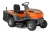 Traktor TC110i Husqvarna w kolorze pomarańczowym. Ujęcie z boku, z widocznym siedzeniem oraz kierownicą. Po lewej stronie dźwignie sterujące. Główne kółka o teksturowanej powierzchni. Obudowa w kolorze pomarańczowym z białym logo Husqvarna.