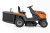 Traktor TC110i Husqvarna w kolorze pomarańczowym z szarymi akcentami, widoczny z boku. Posiada stół roboczy, duże koła oraz regulowane siedzisko. Widoczne logo Husqvarna na tylnej części. Produkt przystosowany do użytku w ogrodzie.