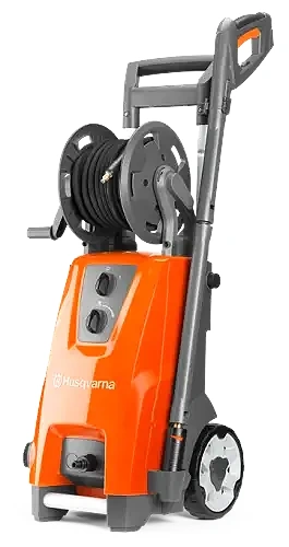 Myjka ciśnieniowa PW 480 Husqvarna w intensywnym pomarańczowym kolorze, z systemem zwijania węża, stojąca. Wyposażona w dwa pokrętła do regulacji ciśnienia wody oraz kółka ułatwiające transport. Ergonomiczny uchwyt, nowoczesny design.