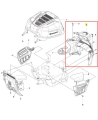 Czarna osłona ridera R 112C Husqvarna z otworami wentylacyjnymi z przodu i elementami mocującymi z boku, ukazana w montażu z widocznymi przyłączami, szczelna i z wyraźnymi detalami.