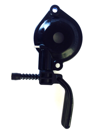 Czarna pompa oleju do pilarki Husqvarna 236, 240/120 Mark II z tworzywa sztucznego, widoczna z boku w poziomie. Z mocowaniem i przewodem olejowym zakończonym sprężystym uchwytem, na białym tle bez napisów.