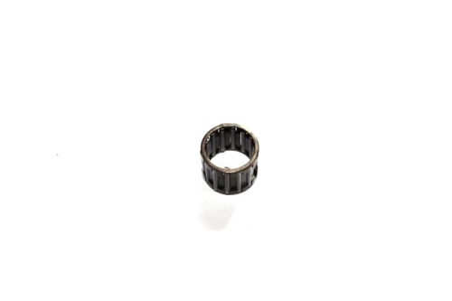 Łożysko igiełkowe metalowe, cylindryczne, z wewnętrznymi łożyskami, o średnicy ok. 30 mm. Produkt na białym tle, poziomo, do pilarek Husqvarna 135, 435, 140e, 440e, 362xp, 372xp.