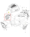 Osłona ridera R 112C Husqvarna w kolorze czarnym, o aerodynamicznym kształcie z wyraźnym otworem wentylacyjnym. Produkt widoczny z boku, w otoczeniu innych elementów pojazdu. Materiał plastikowy, gładka faktura, element przeznaczony do montażu.