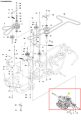 Przekładnia ridera R 112C Husqvarna, ukazana z przodu, z widocznymi detalami konstrukcyjnymi. Elementy metalowe w kolorze szarym, posiada oznaczenia oraz mocowania. W tle schemat części, co podkreśla kontekst użytkowania.