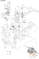 Ramię ridera R 112C Husqvarna w kolorze metalicznym, ukazane z boku, w pozycji zamontowanej na jednostce silnikowej. Zawiera widoczne mocowania oraz oznaczenia części. Tło białe, ułatwiające identyfikację detali.