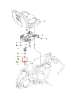 Śruba ridera R112iC Husqvarna, metalowa, błyszcząca, z czytelnymi oznaczeniami. Zbliżenie na mocowanie i montaż na ramie motocykla, centralny element schematu.