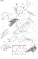 Osłona ridera R120C Husqvarna, w kolorze czarnym, zbudowana z wytrzymałego plastiku. Produkt przedstawiony z boku, w pozycji leżącej, ukazujący detale struktury oraz mocowania. Widoczne logo Husqvarna i elementy montażowe. Tło jednolite, białe.