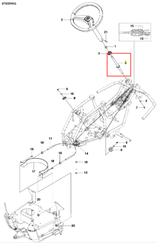 Drążek kierowniczy do ridera R120C Husqvarna w kolorze metalicznym, widoczny z boku. Posiada złącze, mocowanie oraz układ ramienia. Ukazany w schemacie montażowym, bez tła, z oznaczeniami numerycznymi dla łatwej identyfikacji.