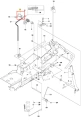 Ramię ridera R213C Husqvarna, metalowe, w kolorze srebrnym, z jedną śrubą i mocowaniem. Widok z góry, zamontowane na ramie. W tle zarys kompozycji części maszynowych i elementów montażowych. Detalowy schemat z numerami części.