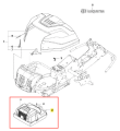 Osłona przekładni ridera R213C Husqvarna, czarno-szara, z tworzywa sztucznego, widoczna z góry z detalami montażowymi i logo marki, o zaokrąglonych krawędziach, bez dodatkowych zdobień.