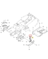 Śruba ridera R213C Husqvarna, metalowa, w kształcie cylindrycznym, z rowkami, oznaczona numerem 6 na schemacie. Widoczna w zbliżeniu, z detalami mocującymi, otoczona pozostałymi elementami. Całość przedstawiona na białym tle.