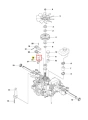 Przetyczka ridera R213C Husqvarna, widoczna w ujęciu z góry, umieszczona na białym tle. Element metalowy o cylindrycznym kształcie, z dwoma gwintowanymi końcami, w kolorze szarym. Na części obszarów zauważalne detale technologiczne.