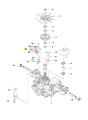 Pin retaining screw ridera R213C Husqvarna, metalowy, o cylindrycznej formie, przedstawiony w zbliżeniu. Widoczne oznaczenie numeru 21. Element leży na schemacie części, bez tła, ułatwiając identyfikację w kontekście montażu.