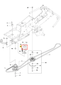 Napinacz pasa Husqvarna R213C przedstawiony w ujęciu z góry. Widoczna metalowa konstrukcja z elementami mocującymi, w tym okrągły detal z oznaczeniem. Część składa się z regulacyjnego paska oraz mocowania, wszystko na białym tle.